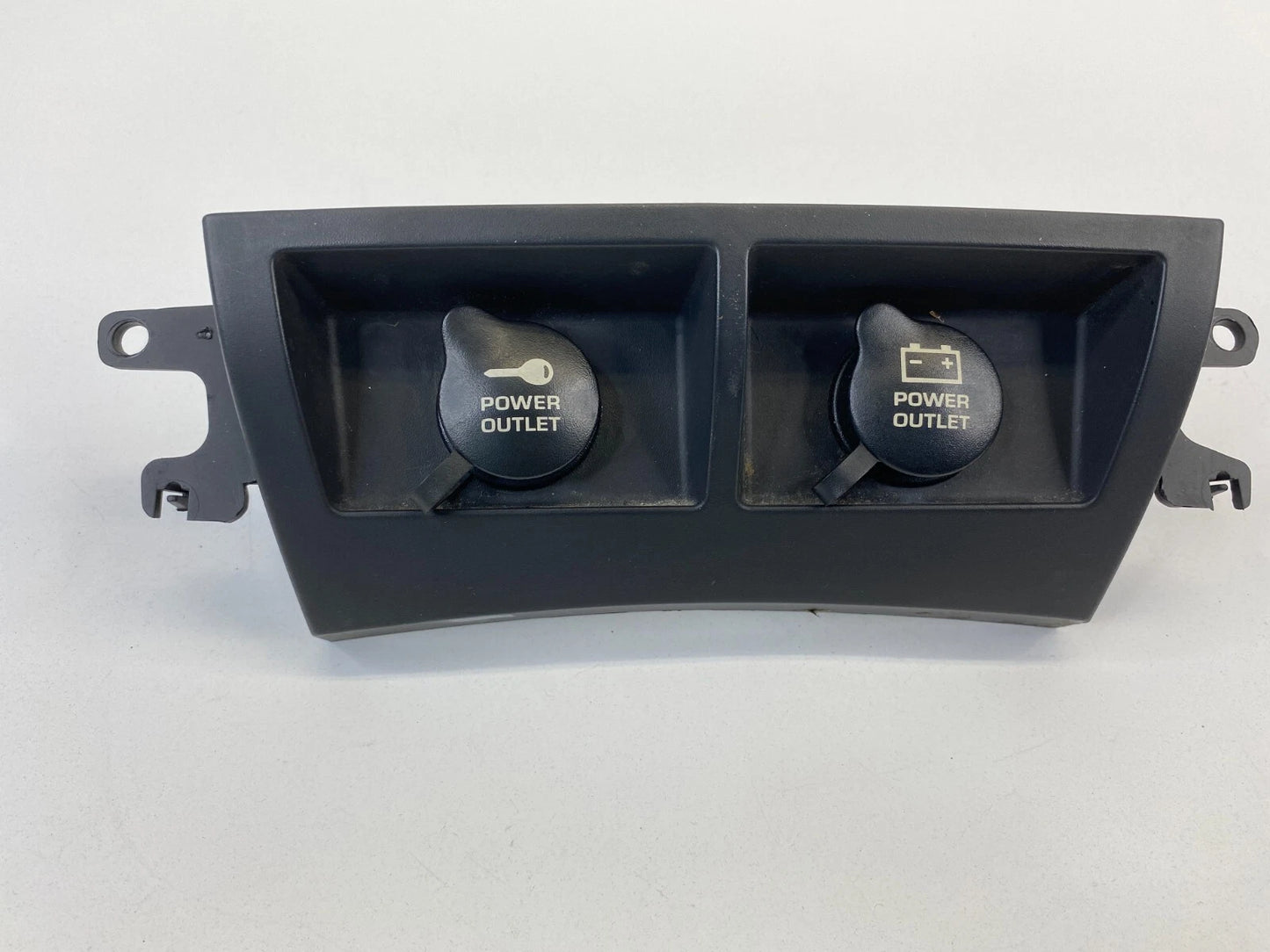 2004-2008 CHRYSLER PACIFICA FRONT CENTER DASH PANEL DUAL POWER OUTLET ASSEMBLY
