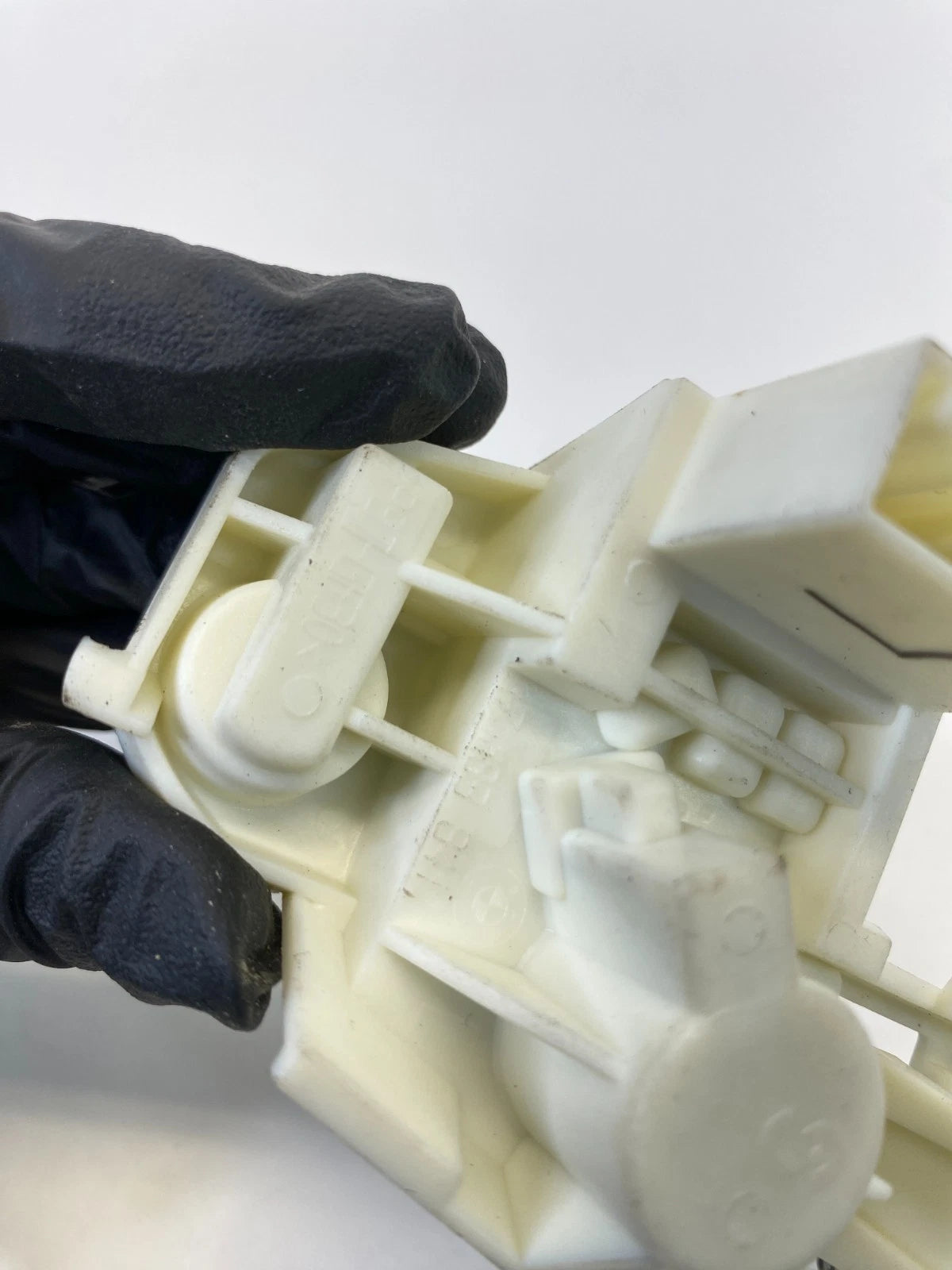 2007 2008 BMW 328XI REAR LEFT TRUNK LID TAIL LIGHT TAILLIGHT BULB SOCKET HOLDER