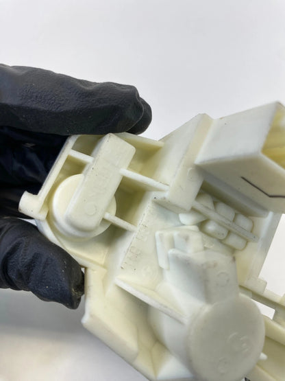 2007 2008 BMW 328XI REAR LEFT TRUNK LID TAIL LIGHT TAILLIGHT BULB SOCKET HOLDER