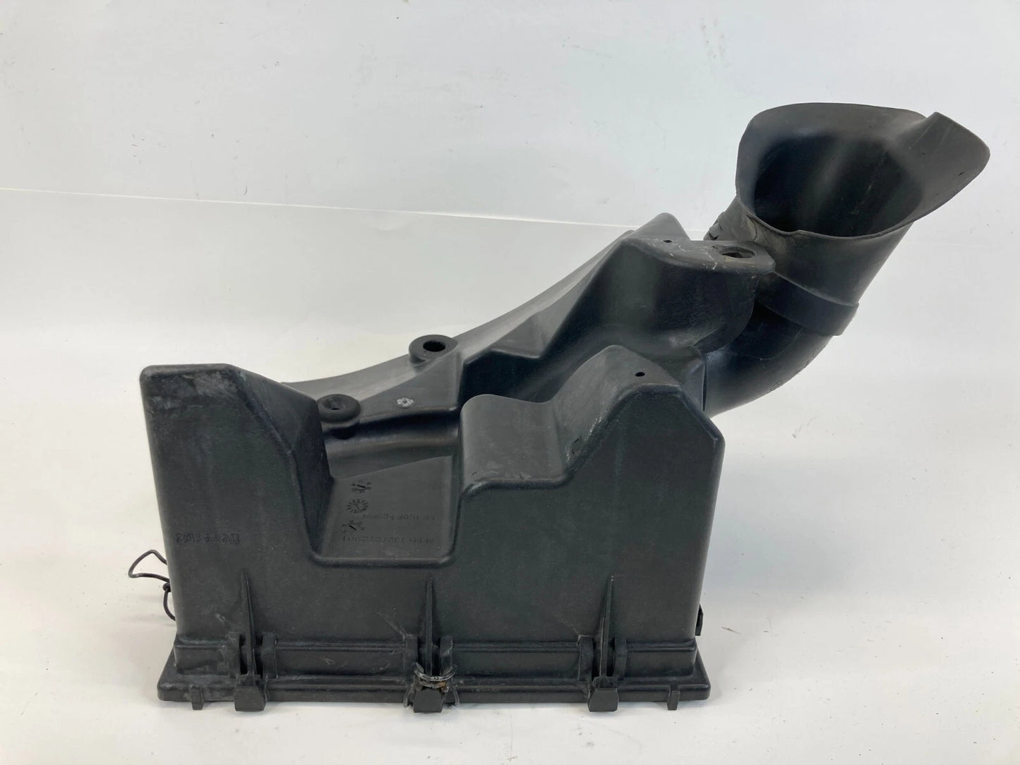 2010-2016 CADILLAC SRX 3.0L AIR CLEANER FILTER BOX LOWER COVER 1027272S01 OEM