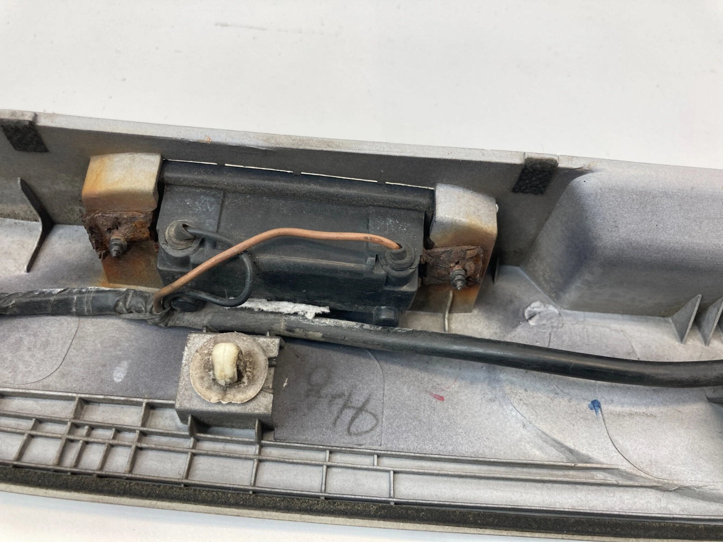 2006 2007 HYUNDAI ACCENT REAR LIFTGATE TAILGATE LICENSE MOLDING W/ EMBLEM & LAMP