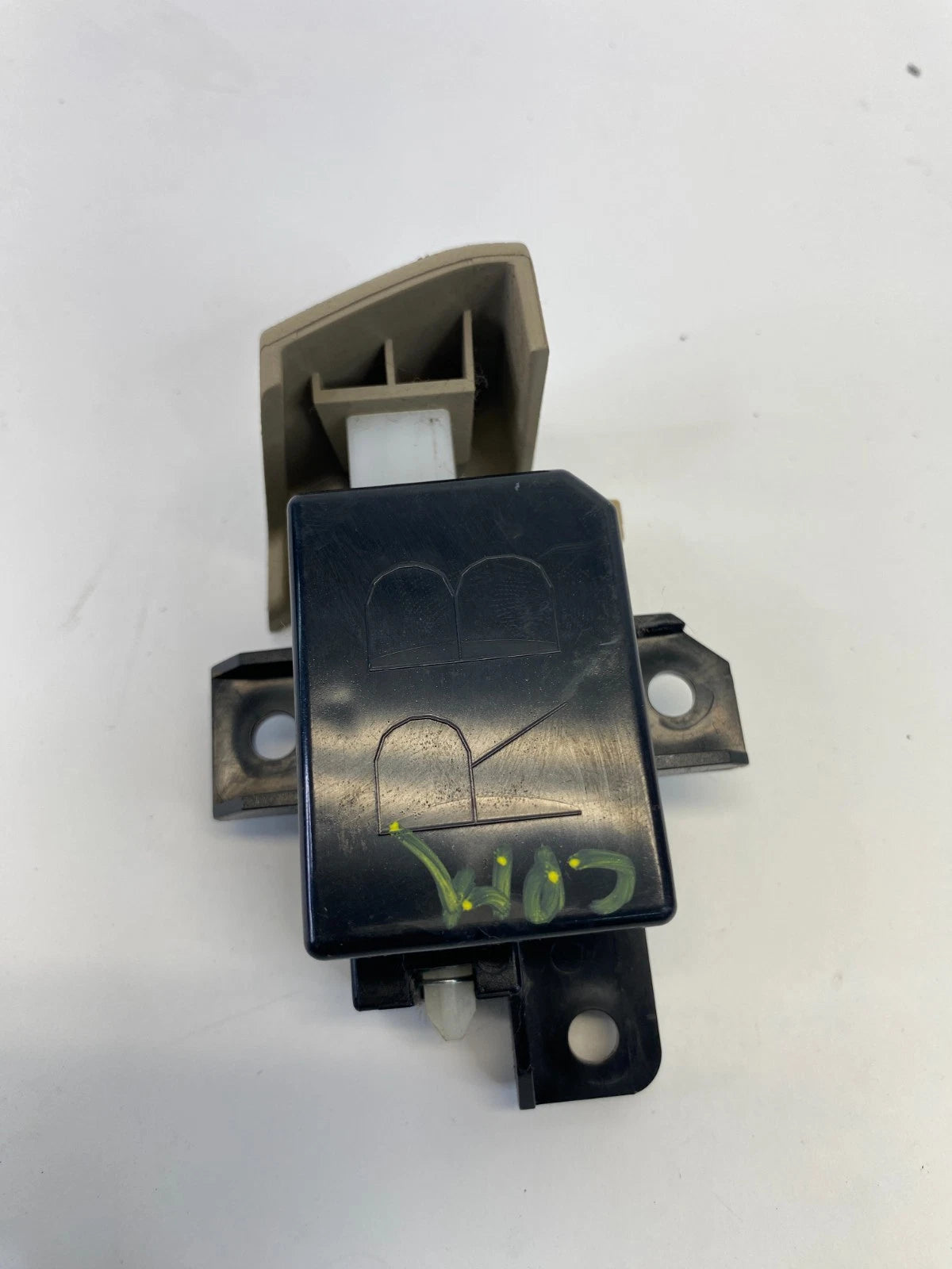 2012-2014 HYUNDAI ACCENT PASSENGER SIDE GLOVE BOX LATCH HANDLE LOCK BEIGE OEM