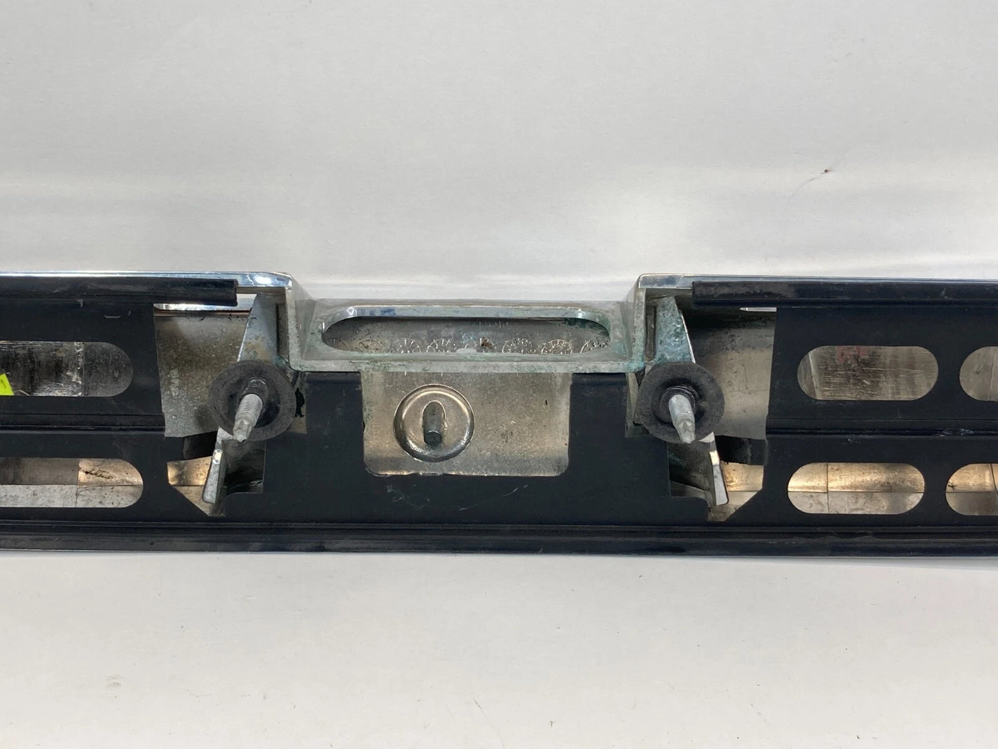 10-15 CHEVROLET EQUINOX LIFTGATE DECK LID CENTER APPLIQUE CHROME 23188127 OEM