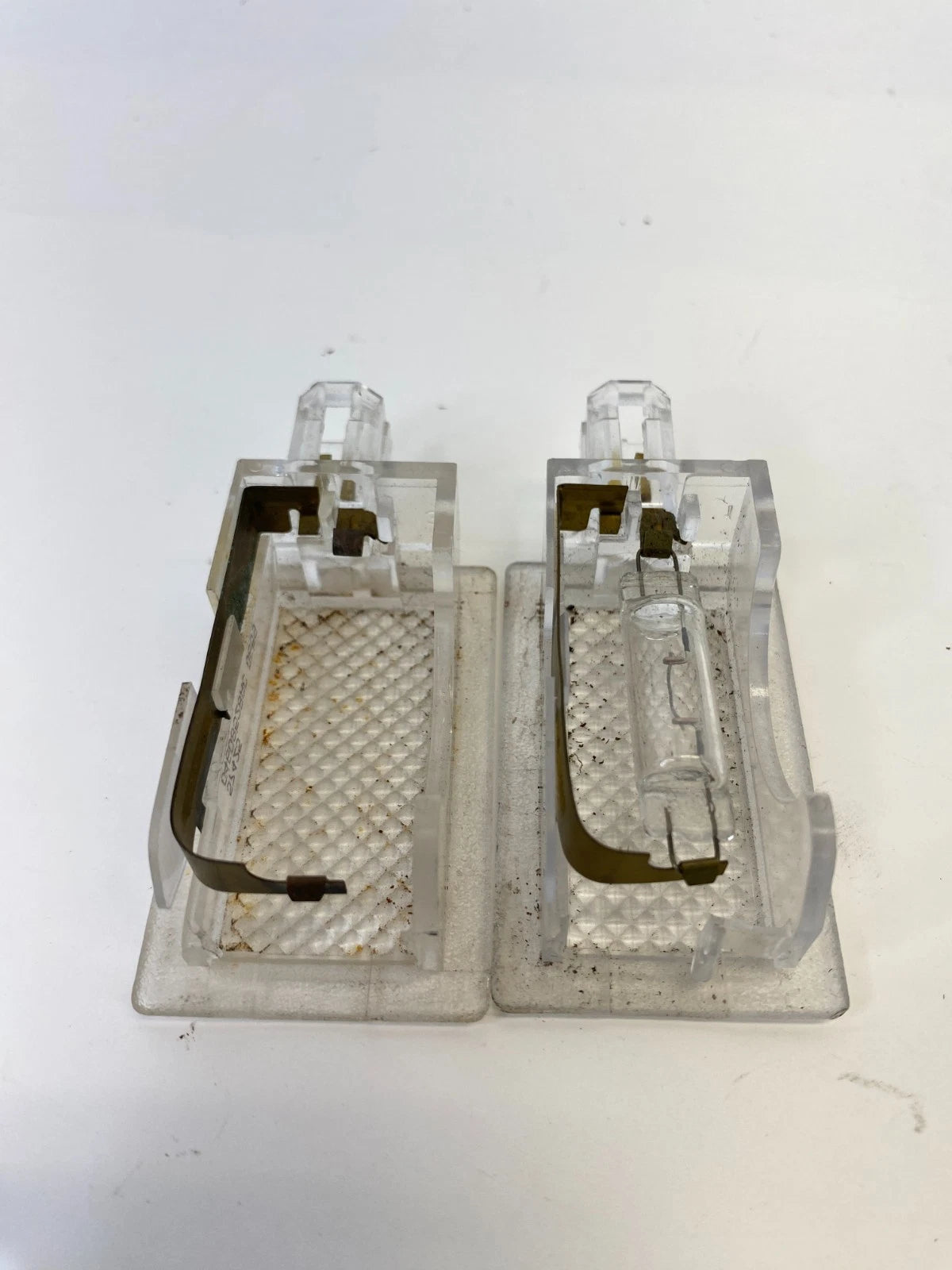 05-21 CHRYSLER 300 FRONT RIGHT & LEFT DOOR COURTESY LIGHT LAMP 04608528AC OEM