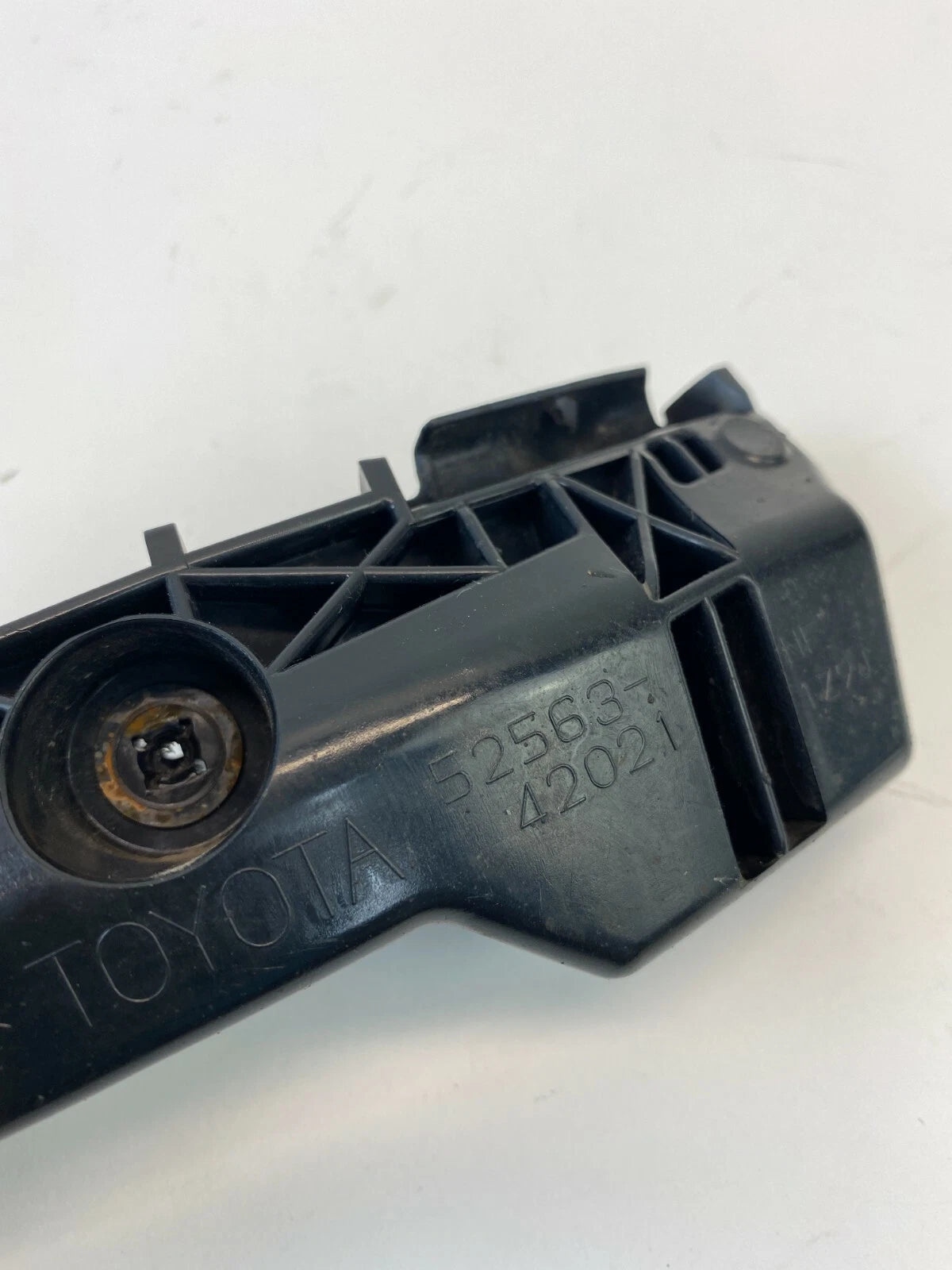 06-12 TOYOTA RAV4 REAR BUMPER LEFT UPPER RETAINER SUPPORT RAIL COVER52563-42021