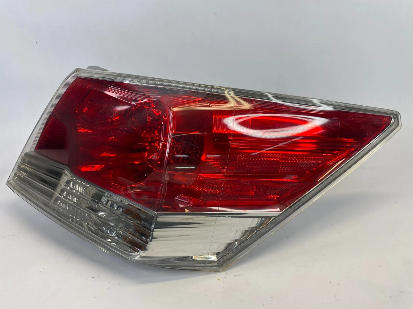 2008-2012 HONDA ACCORD SEDAN RIGHT PASSENGER TAIL LIGHT TAILLIGHT TAIL LAMP OEM