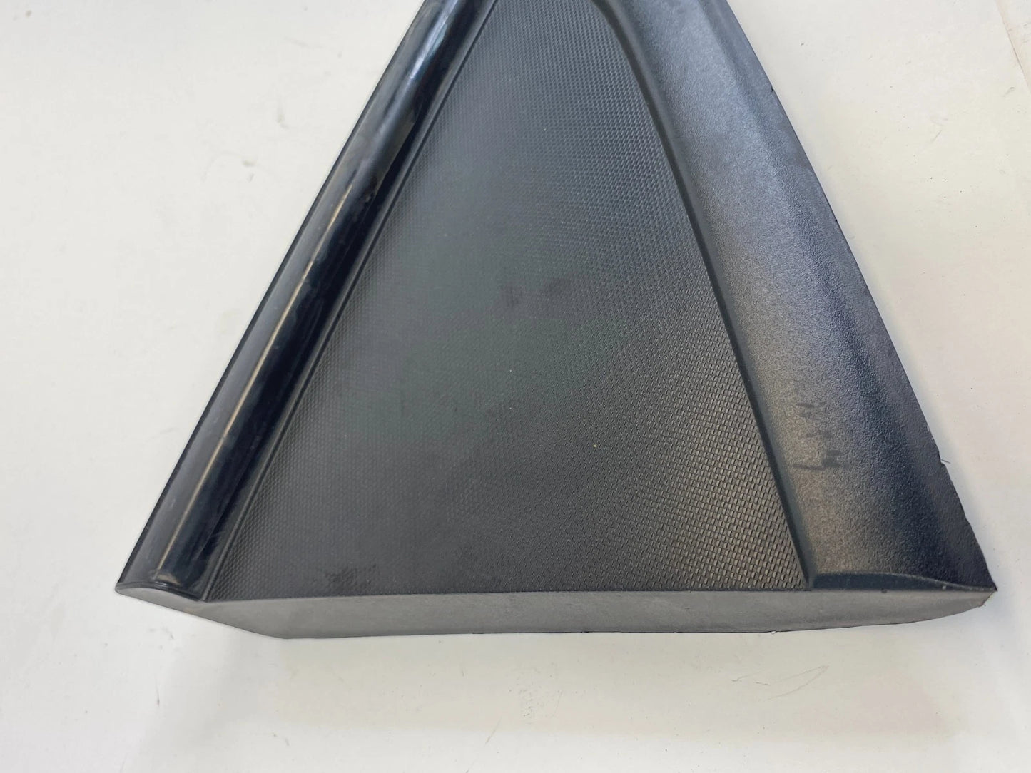 2011-2016 CHEVROLET CRUZE FRONT RIGHT SIDE EXTERIOR PILLAR CORNER COVER MOLDING