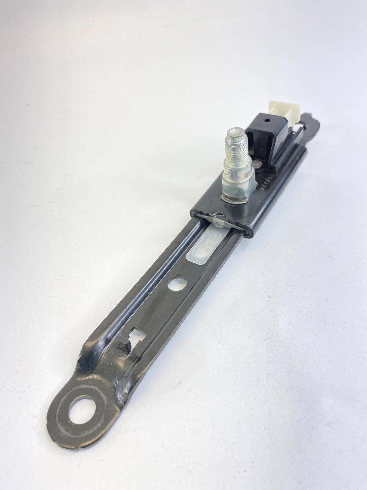 2009 2010 PONTIAC VIBE HATCHBACK FRONT LEFT OR RIGHT SEAT BELT HEIGHT ADJUSTER