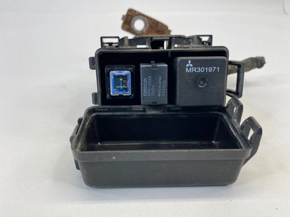 2005 05 MITSUBISHI GALANT UNDER HOOD A/C FUSE RELAY BOX ASSEMBLY MR301971