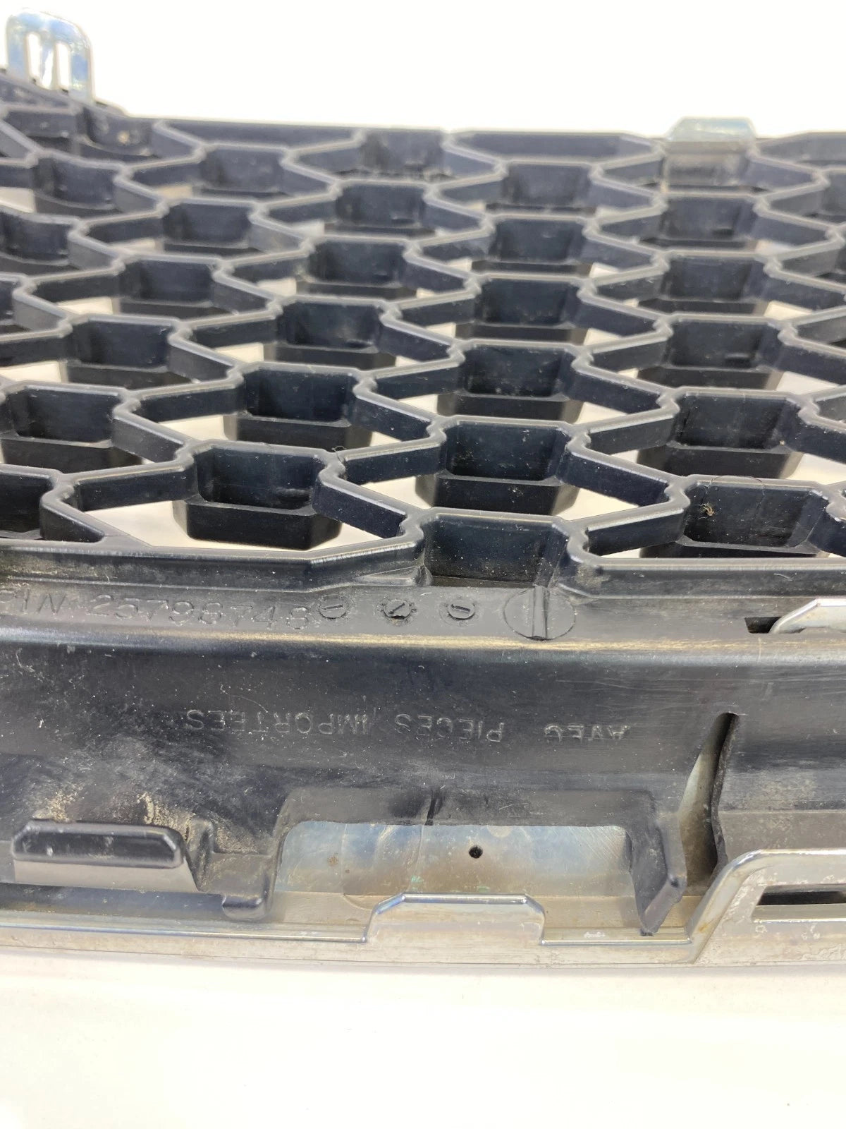 2010-2015 CHEVROLET EQUINOX FRONT LOWER CENTER RADIATOR GRILL GRILLE 25798748