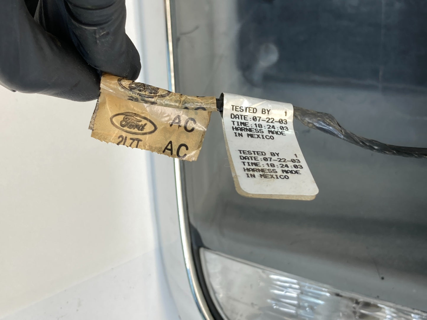 03-06 Lincoln Navigator Rear Trunk Lid License Light Plate Finish Panel Molding