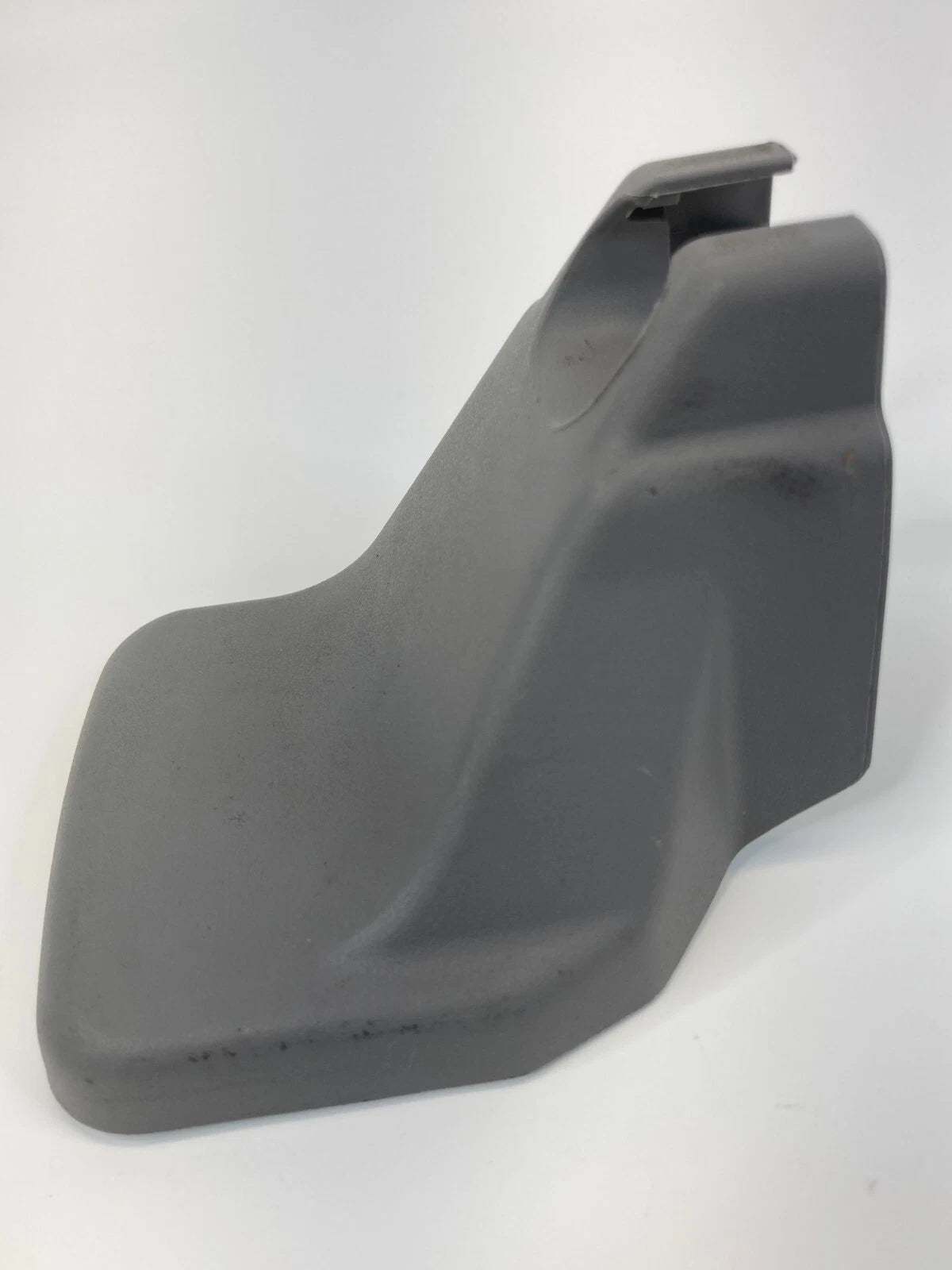 2005-2010 TOYOTA SIENNA FRONT RIGHT SEAT OUTER TRACK END CAP COVER 72137-AE030