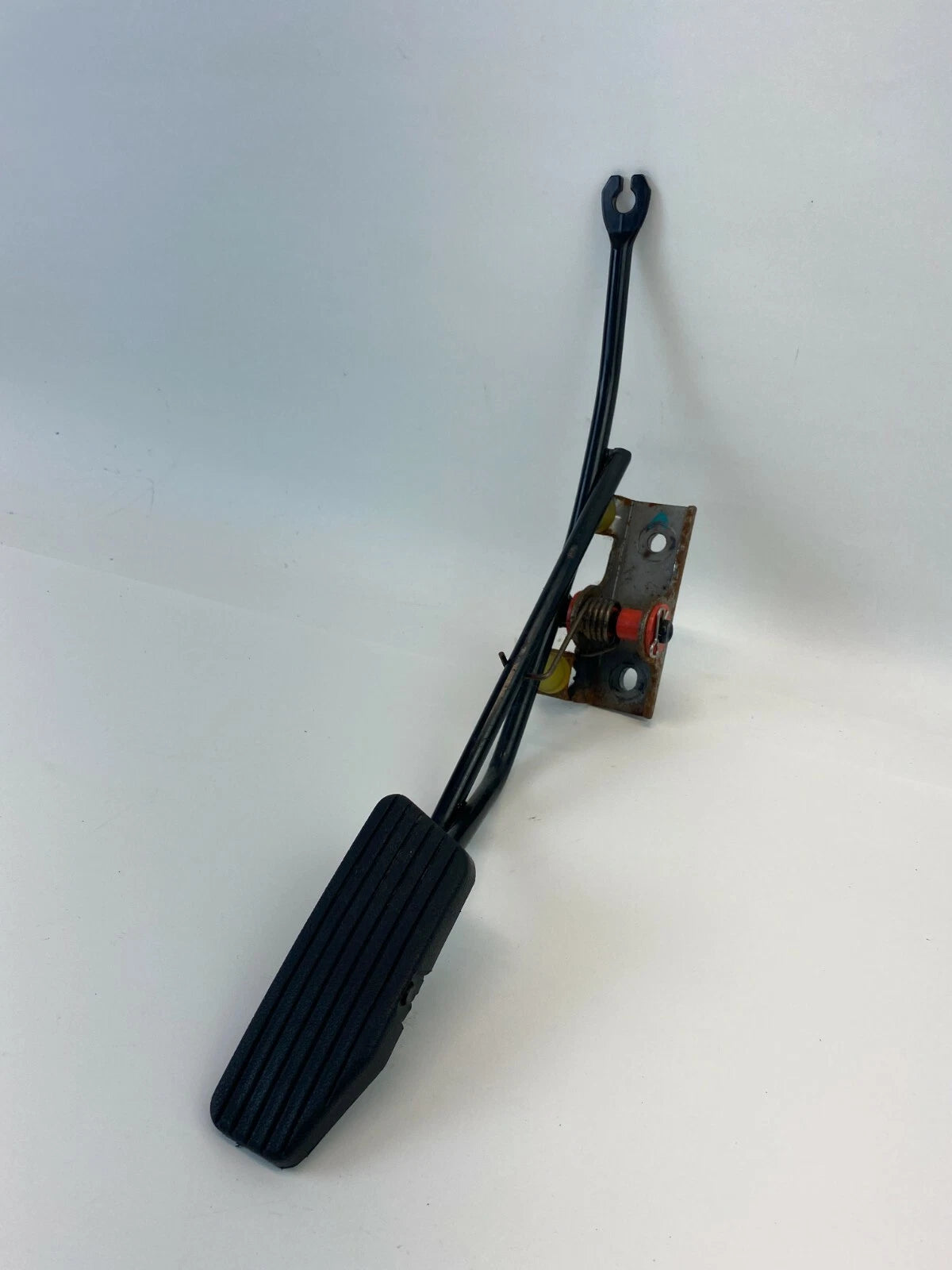 2004-2006 KIA AMANTI ACCELERATOR GAS PEDAL ASSEMBLY W/ MOUNTING BRACKET UNIT OEM