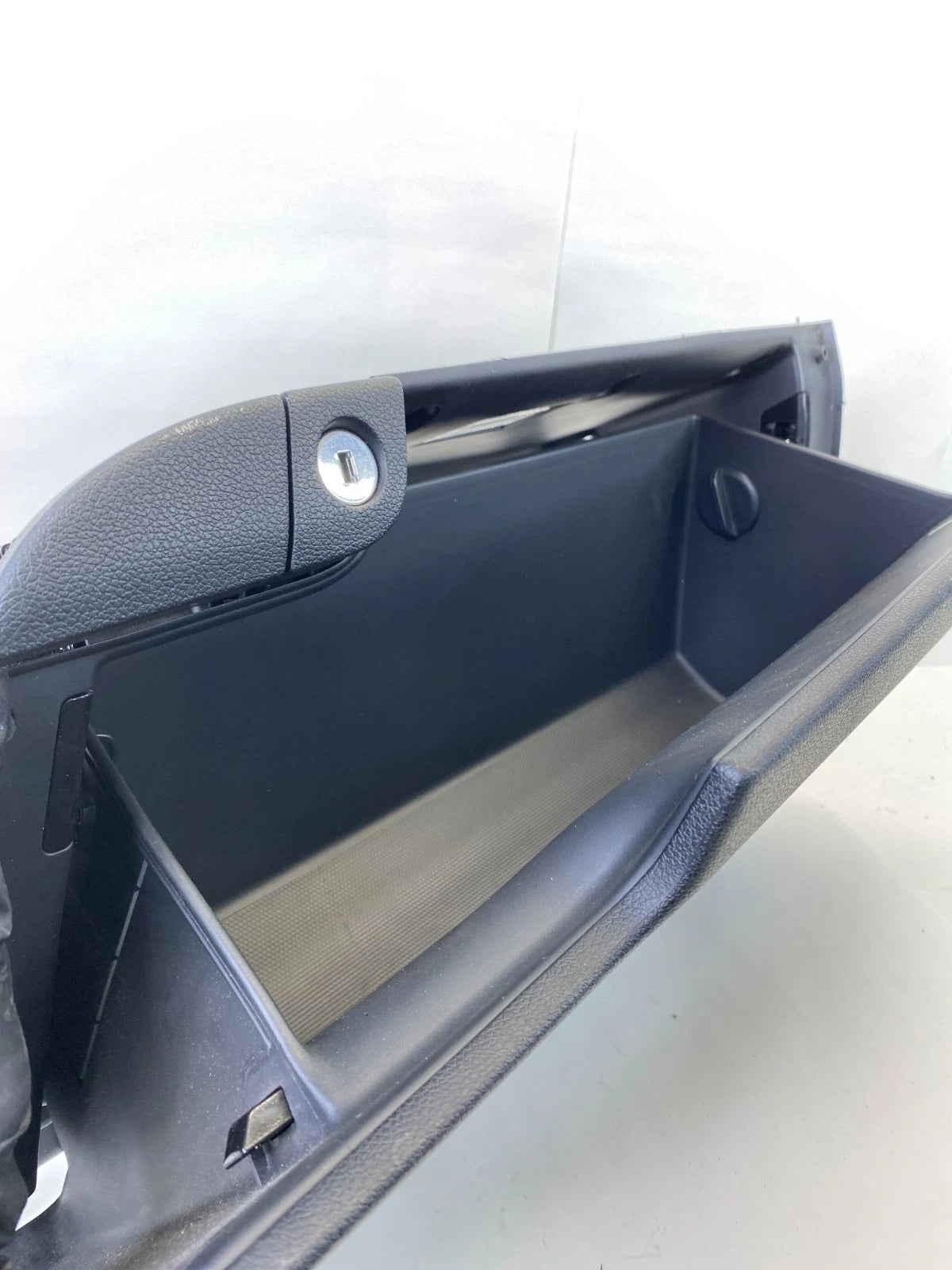 2016-2020 KIA SORENTO GLOVE BOX STORAGE COMPARTMENT W /FRAME 84540-C6000