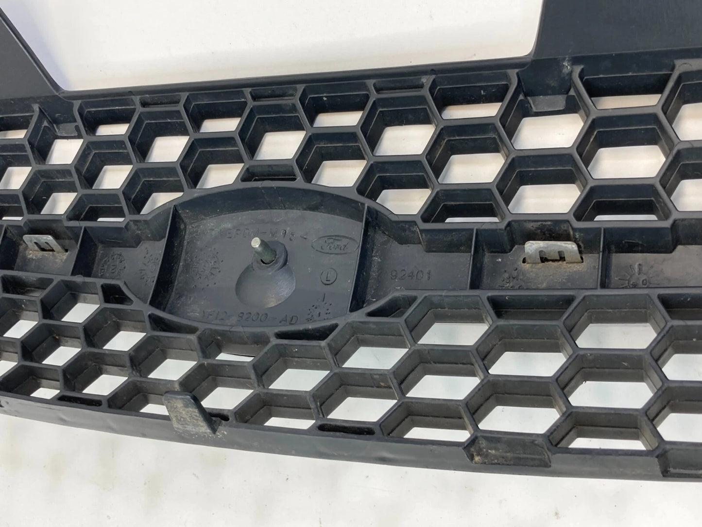 2000-2003 FORD TAURUS FRONT BUMPER CENTER GRILL GRILLE W/EMBLEM YF12-8200-AD OEM