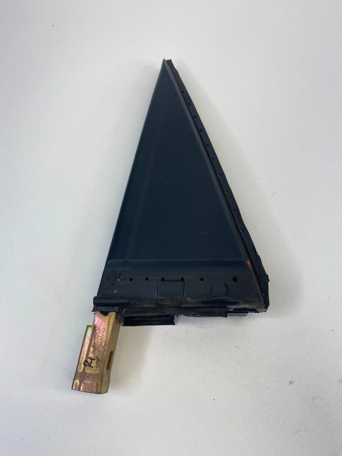03-08 TOYOTA MATRIX REAR LEFT SIDE EXTERIOR CORNER COVER DIVIDER SEAL 6748801030