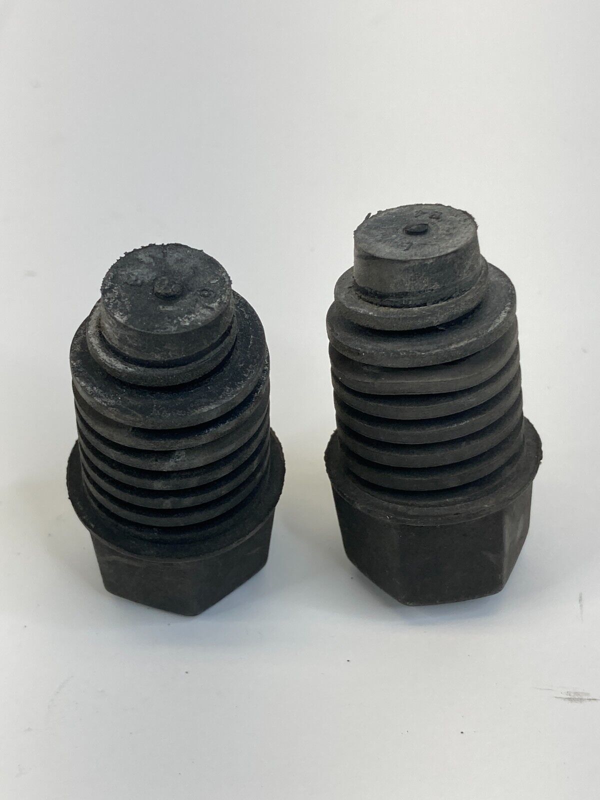 2006 2007 Saturn Vue Front Hood Rubber Stopper Adjuster Cushion Pair Set