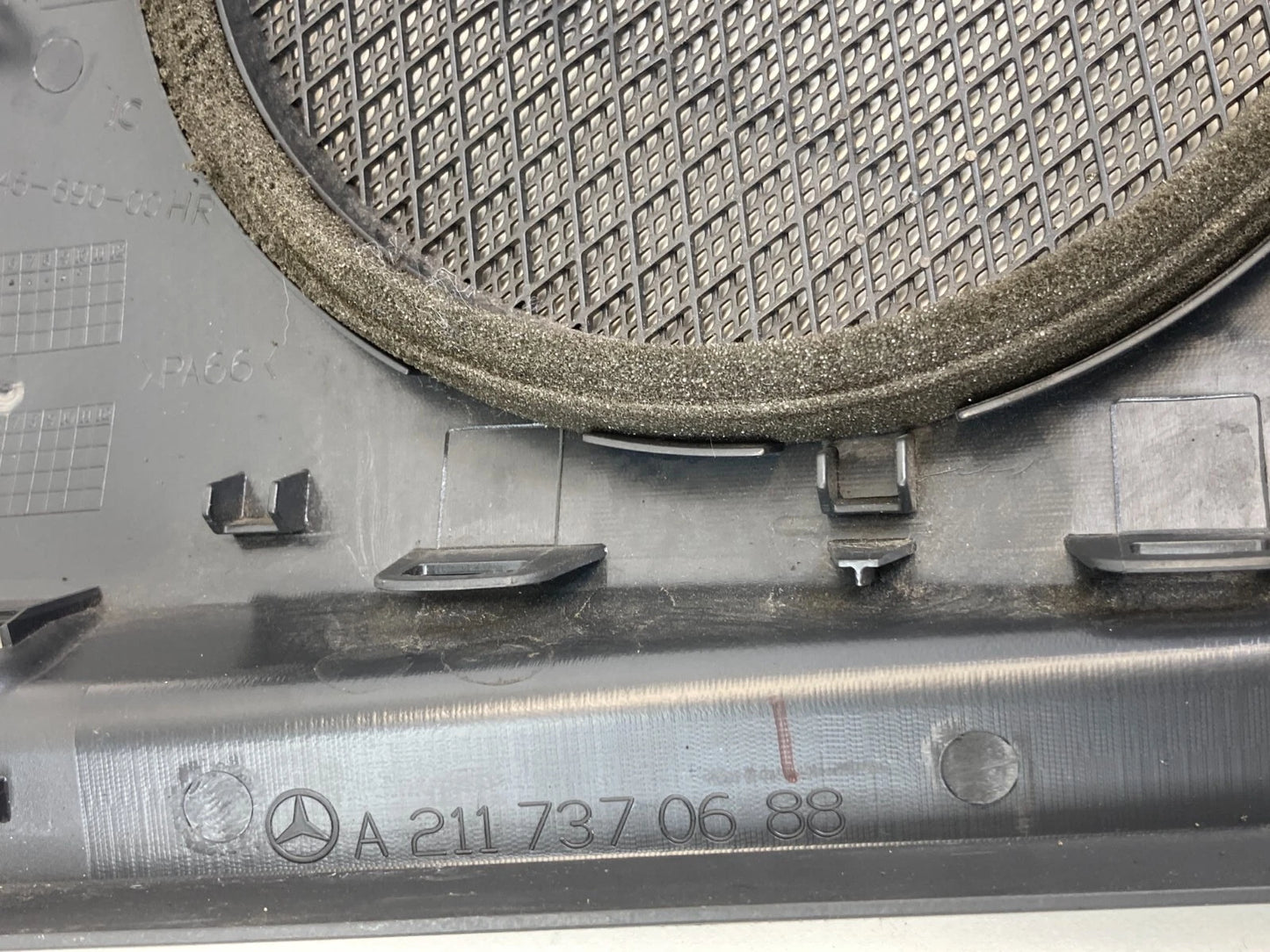 03-09 MERCEDES BENZ E350 REAR RIGHT DOOR PANEL SPEAKER GRILLE COVER A2117370688