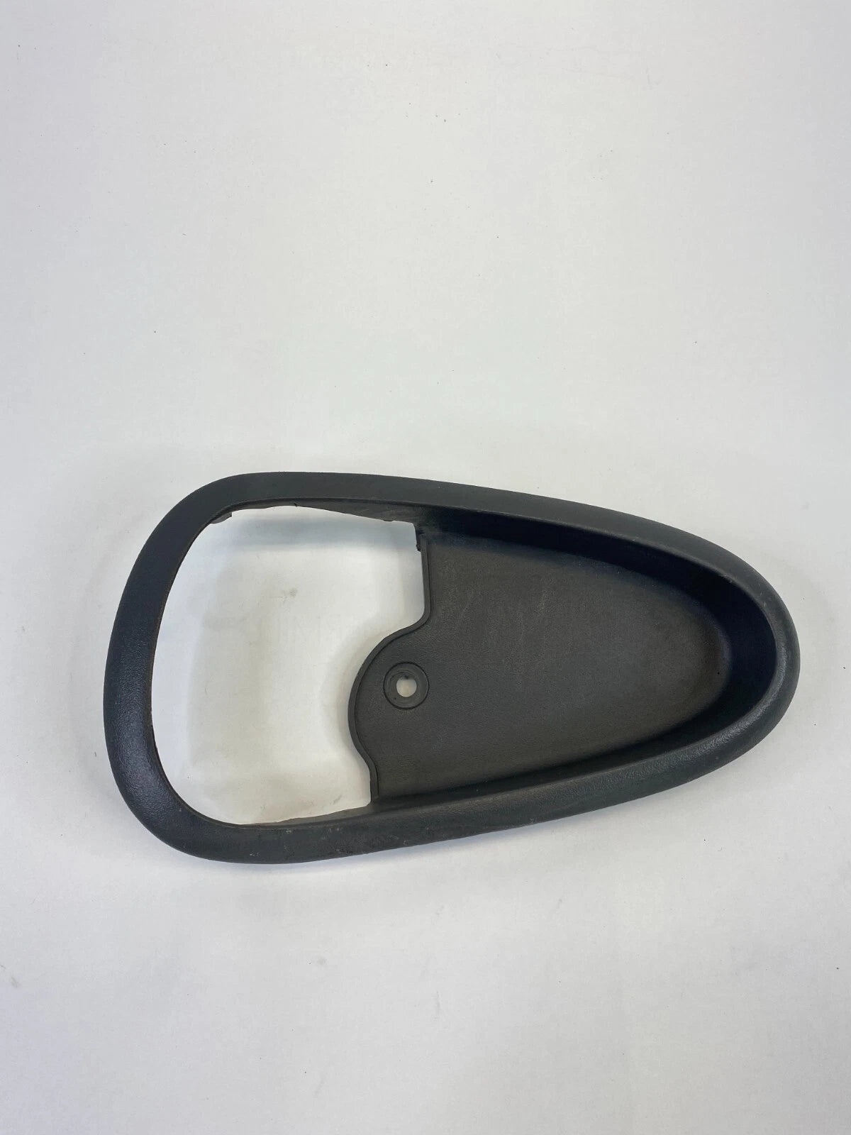 99-05 PONTIAC GRAND AM REAR RIGHT SIDE INTERIOR DOOR HANDLE COVER BEZEL 22617660