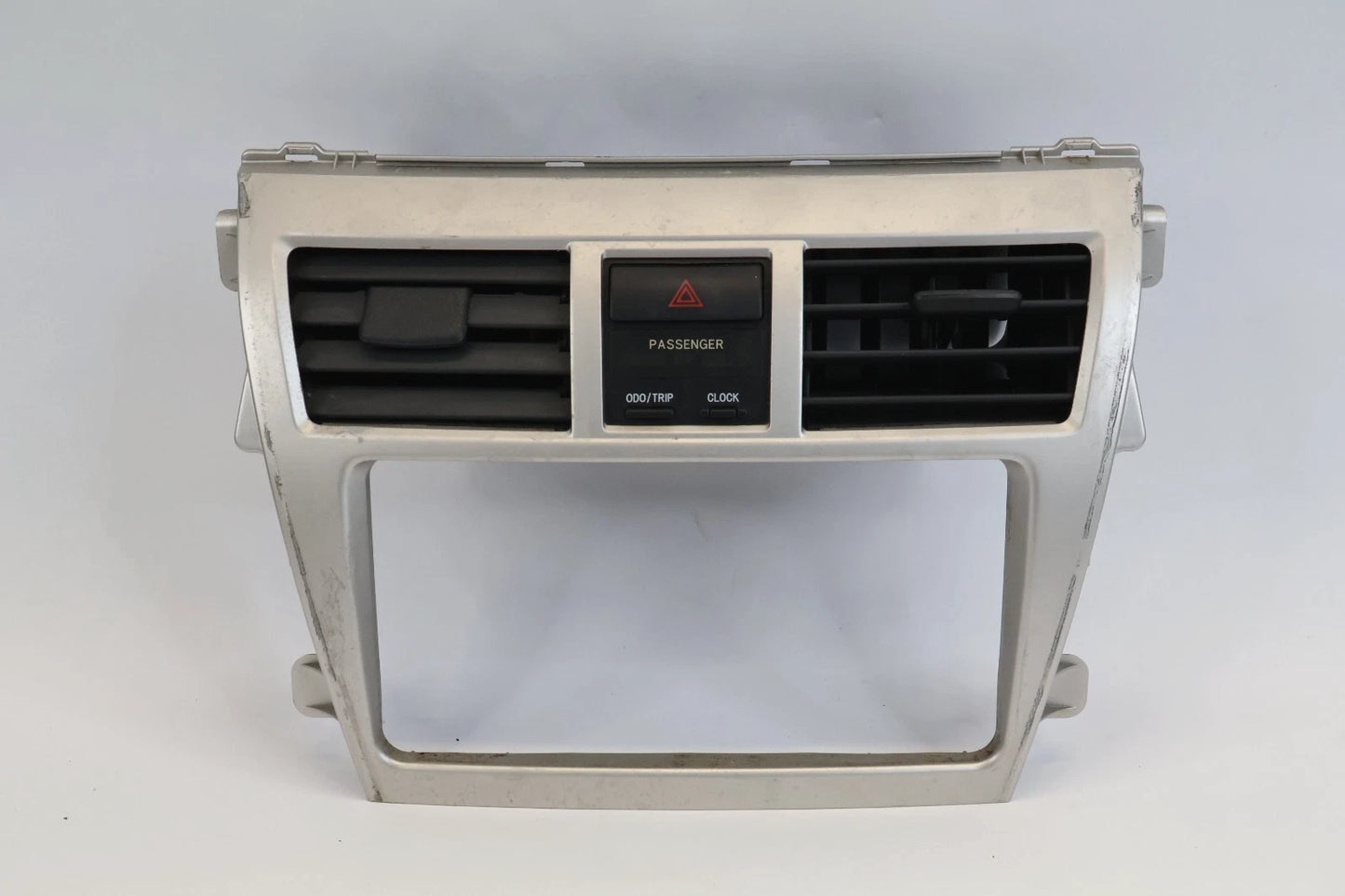 2007-2012 TOYOTA YARIS CENTER DASH RADIO BEZEL W/ AIR VENTS & HAZARD SWITCH OEM