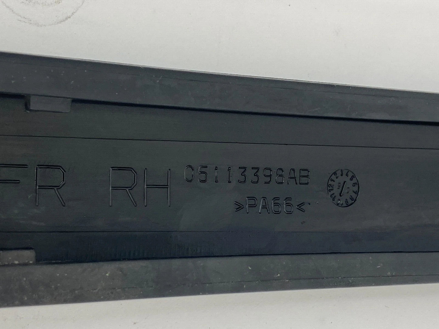09-14 VOLKSWAGEN ROUTAN FRONT RIGHT ROOF RACK RAIL END CAP TRIM COVER 5113398AB