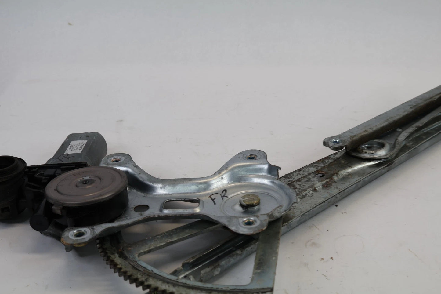 2003-2008 TOYOTA COROLLA FRONT RIGHT DOOR WINDOW MOTOR W/ REGULATOR 85710-AA050