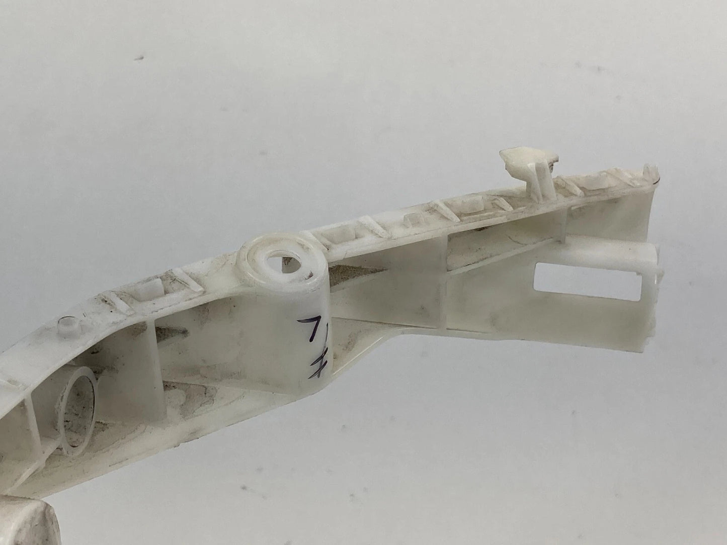 2011-2014 NISSAN JUKE SUV FRONT LEFT BUMPER BRACKET SIDE RETAINER 62223-1KA0A