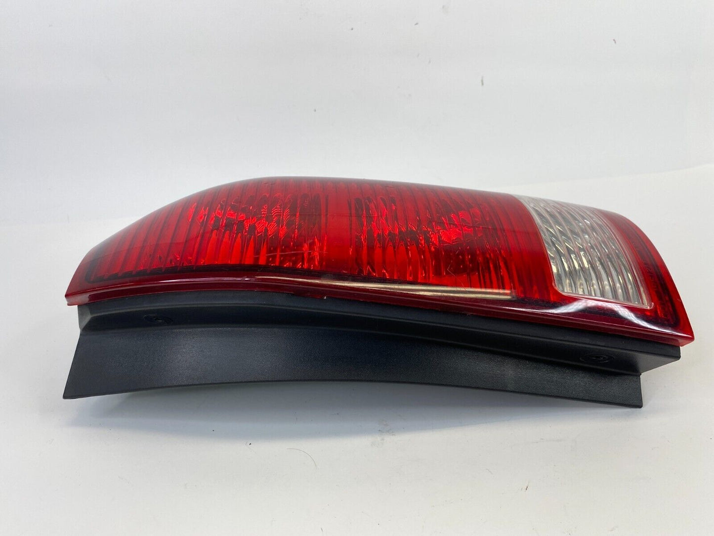 2002-2007 Saturn Vue Rear Right Passenger Tail Light Taillight Taillamp 15851056