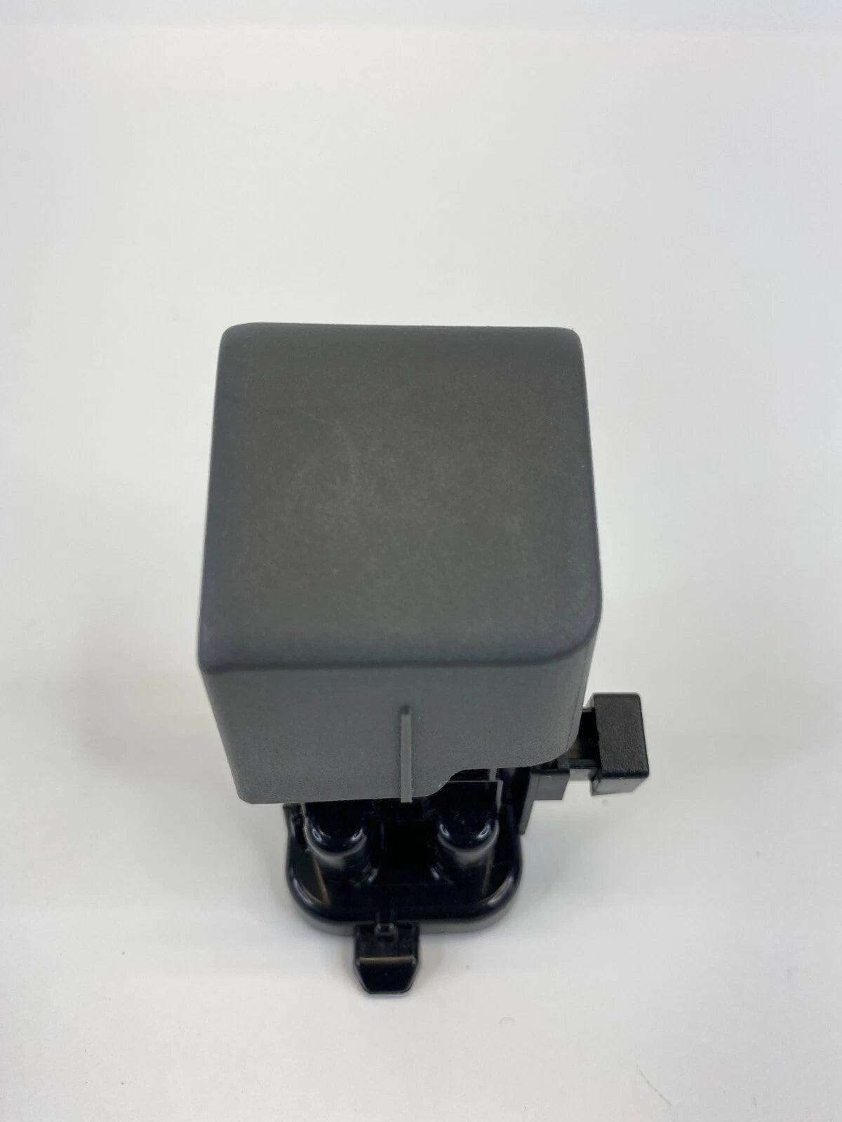 2010 2011 10 11 TOYOTA PRIUS GLOVE BOX COMPARTMENT LATCH LOCK RELEASE BUTTON OEM