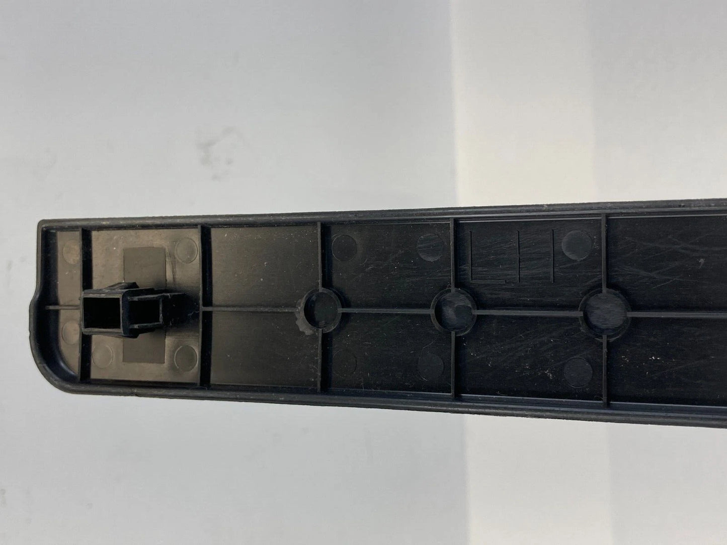 08-13 NISSAN ROGUE FRONT LEFT SIDE UPPER PILLAR SILL SCUFF PLATE 769B1-JM00A OEM