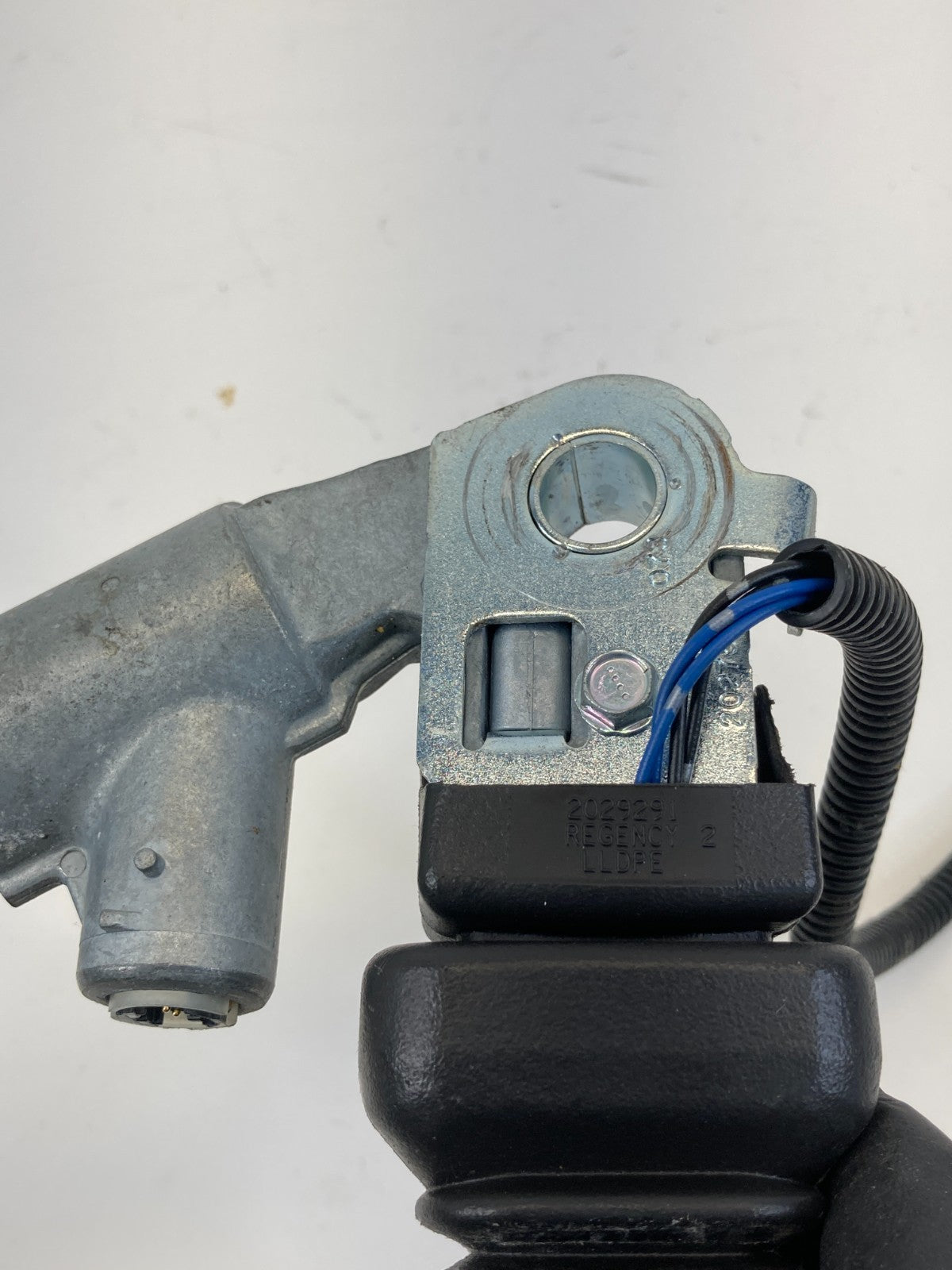 2005 06 07 08 09 10 2011 Cadillac STS Rear Left Back Seat Belt Buckle OEM