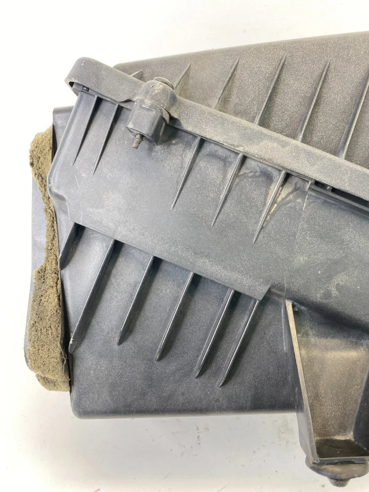 2000-2009 GMC YUKON 5.3L AIR CLEANER FILTER INTAKE BOX ASSEMBLY OEM