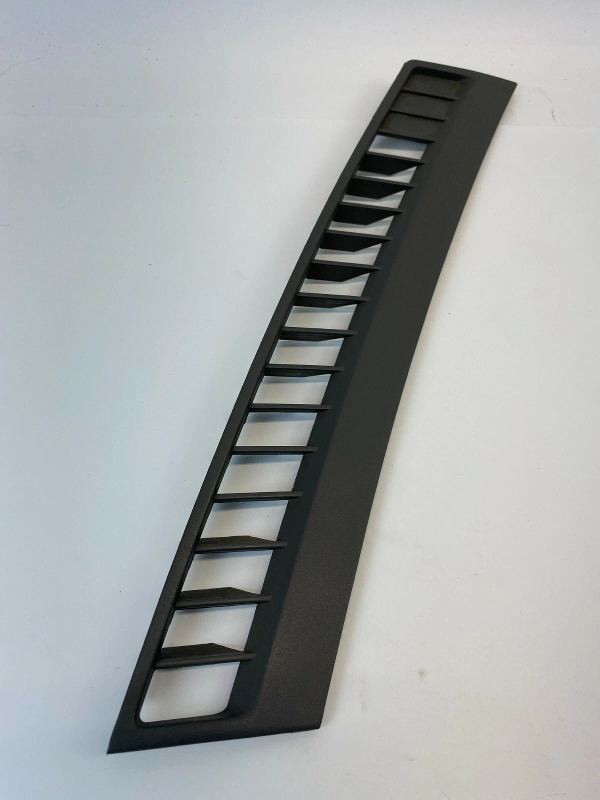 2005-2007 JEEP GRAND CHEROKEE UPPER RIGHT DASH DEFROST GARNISH VENT COVER TRIM