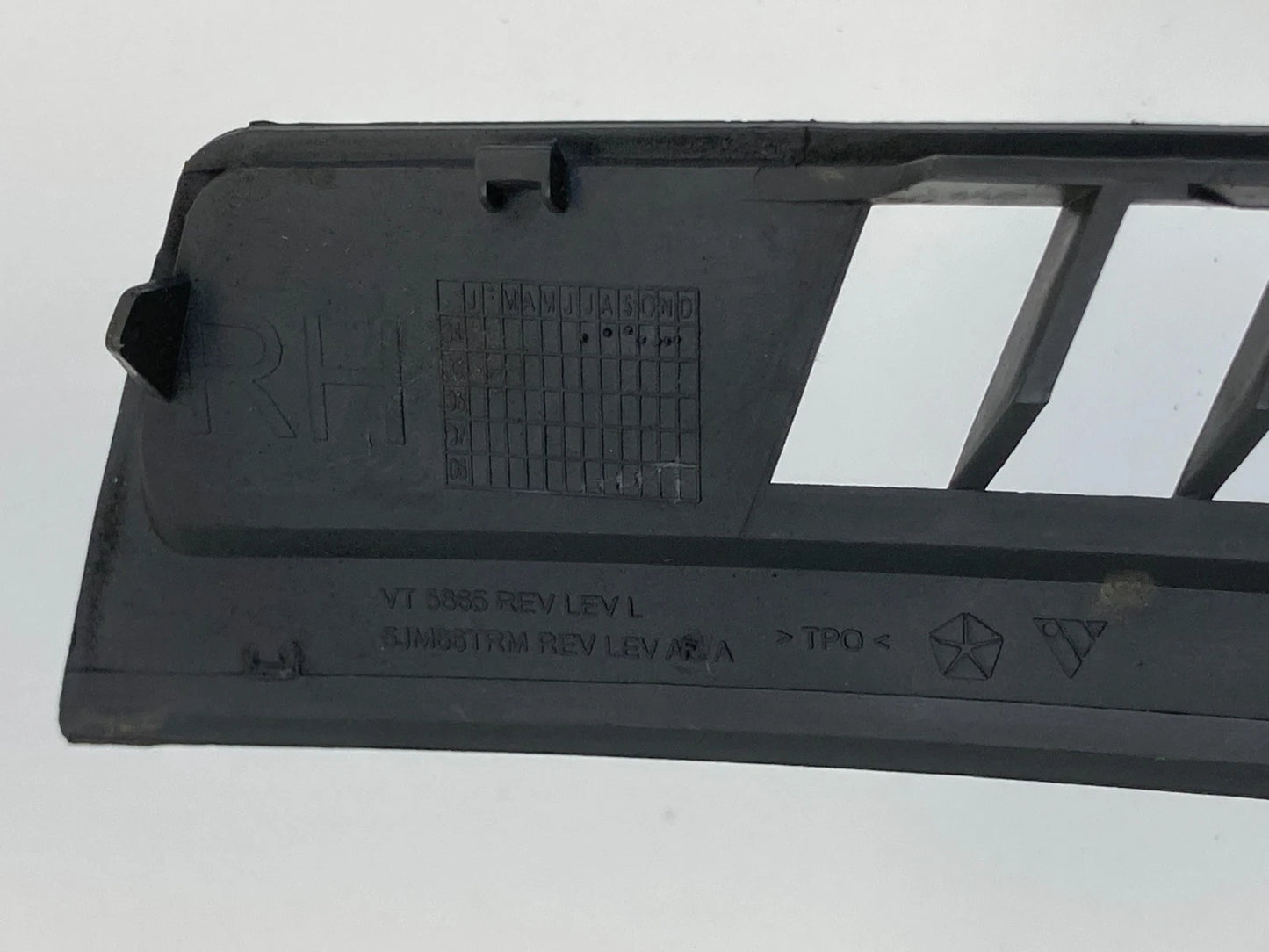 2005 2006 JEEP GRAND CHEROKEE UPPER RIGHT DASH DEFROST VENT GRILLE COVER