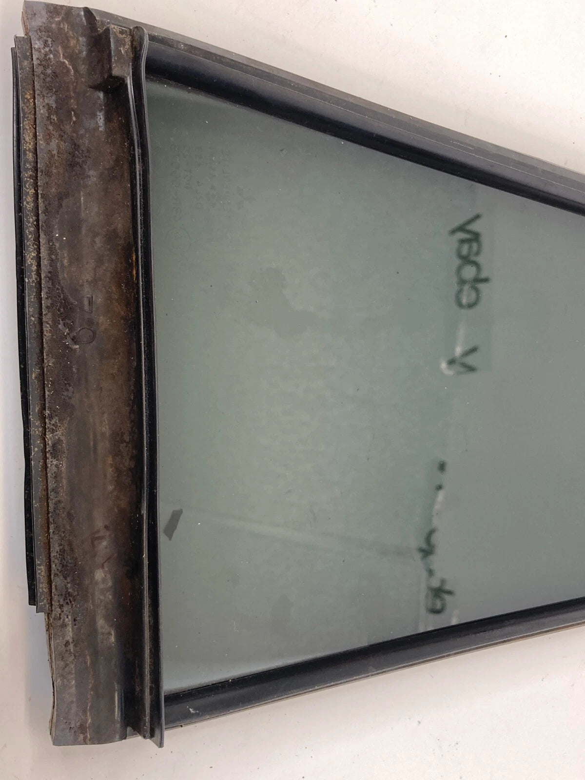 97-04 MONTERO SPORT REAR LEFT BACK SIDE DOOR FIXED GLASS WINDOW VENT E643R-00073