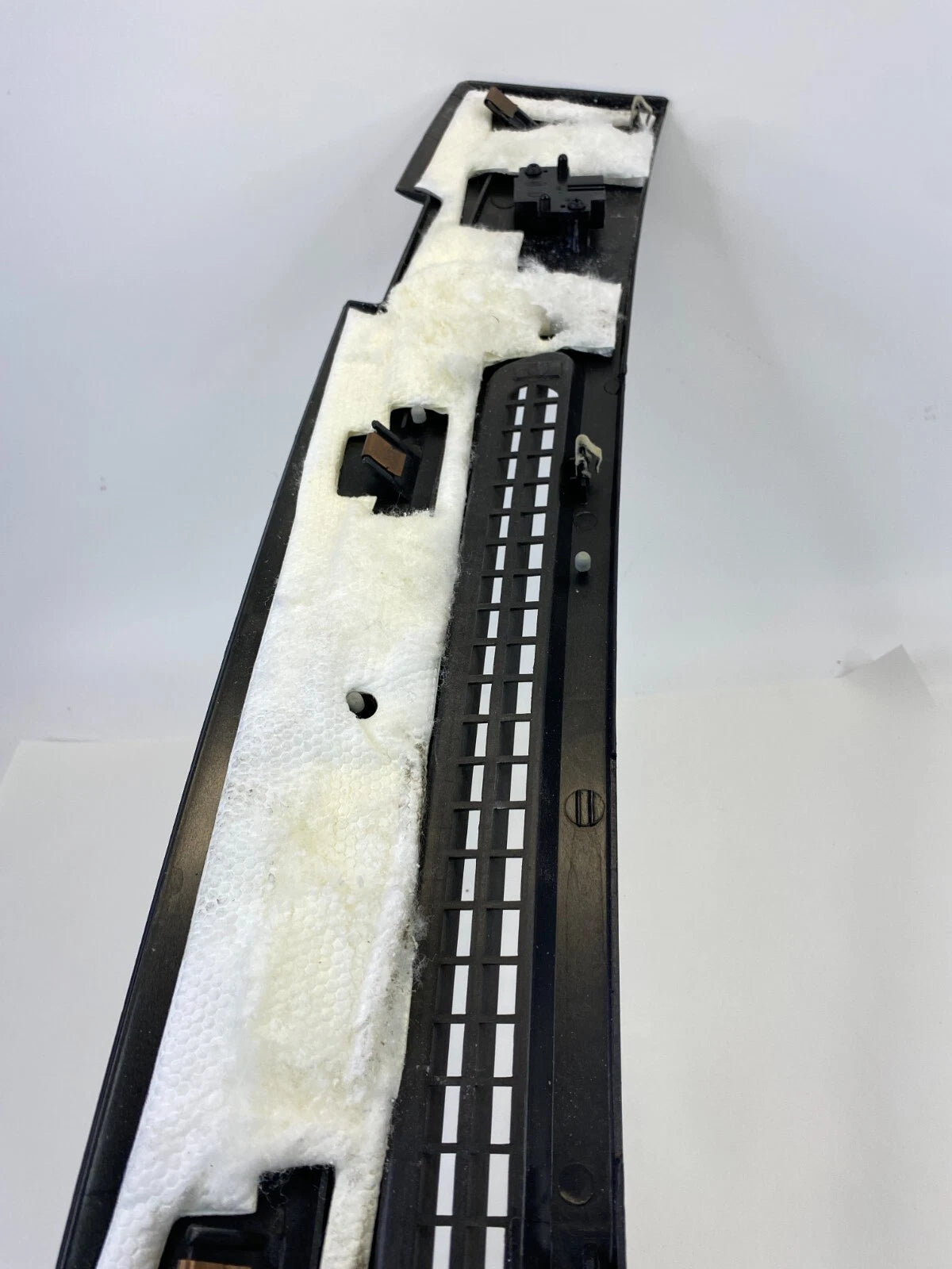 2003-2005 FORD CROWN VICTORIA FRONT DASH WINDSHIELD DEFROSTER GRILLE COVER PANEL