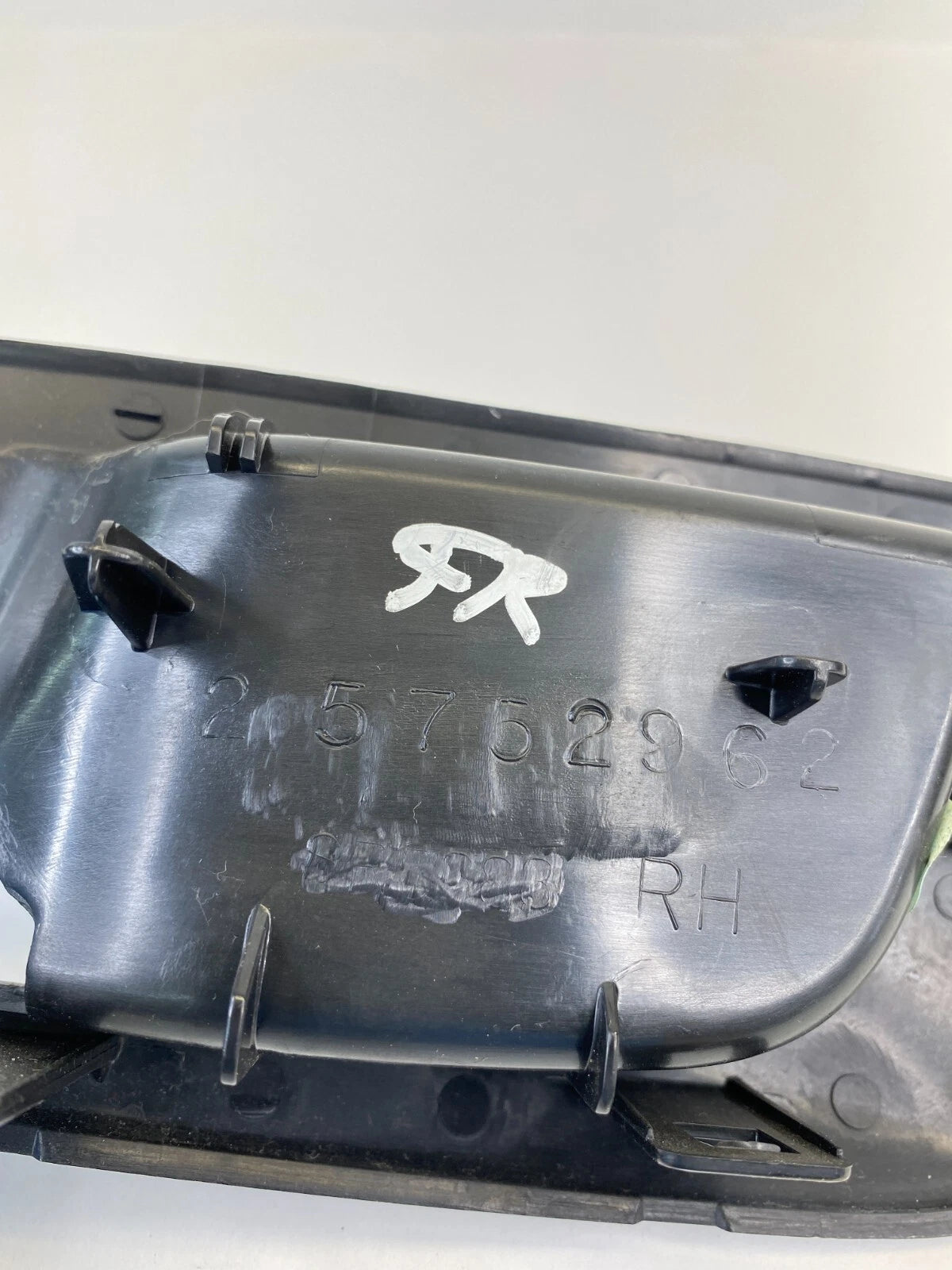 04-06 CADILLAC SRX 03-07 CTS FRONT RIGHT INNER DOOR HANDLE BEZEL TRIM 25752962