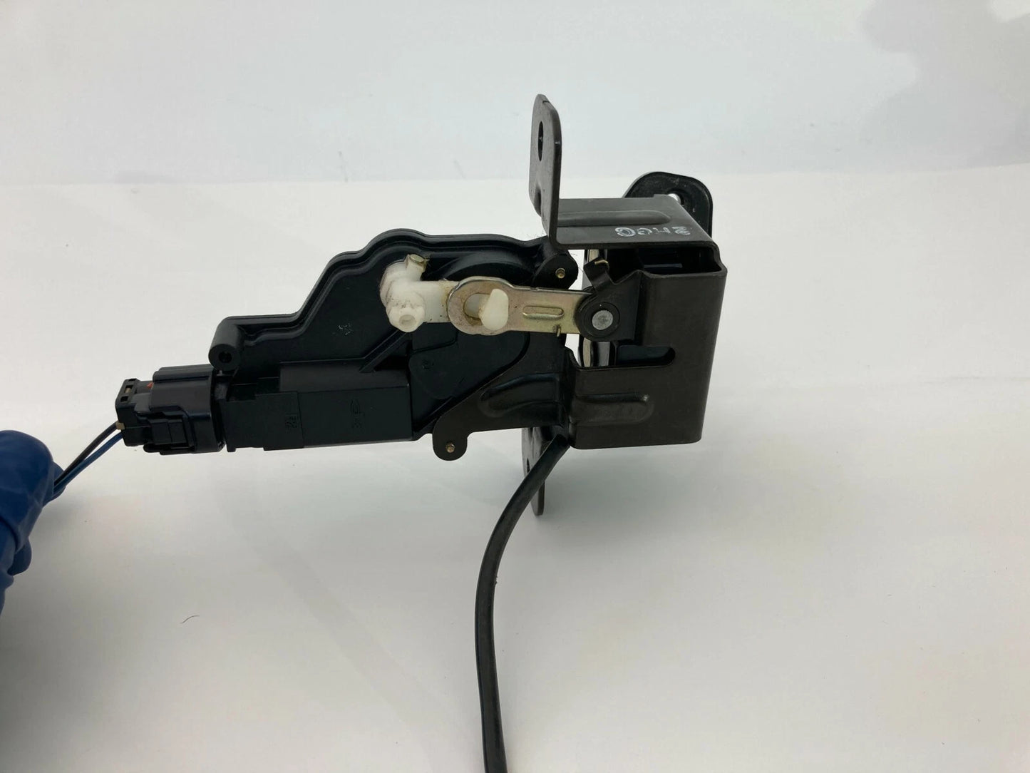 2003 2004 KIA SORENTO REAR TAILGATE UPPER GLASS LATCH LOCK ACTUATOR OEM