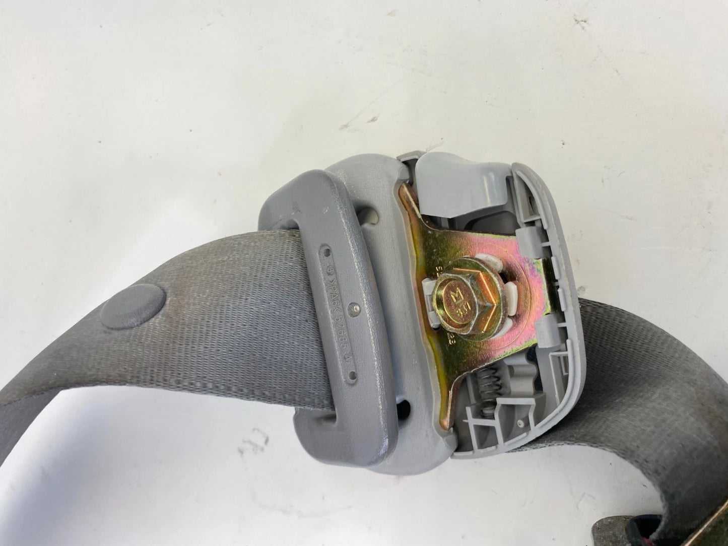 2004-2008 TOYOTA COROLLA FRONT RIGHT PASSENGER SIDE SEAT BELT RETRACTOR GRAY OEM