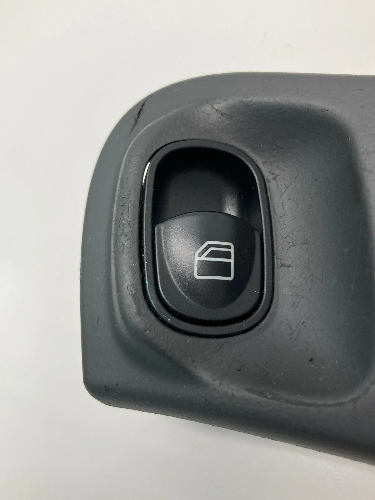 01-05 MERCEDES-BENZ C320 REAR RIGHT SIDE INTERIOR DOOR HANDLE W/ WINDOW SWITCH
