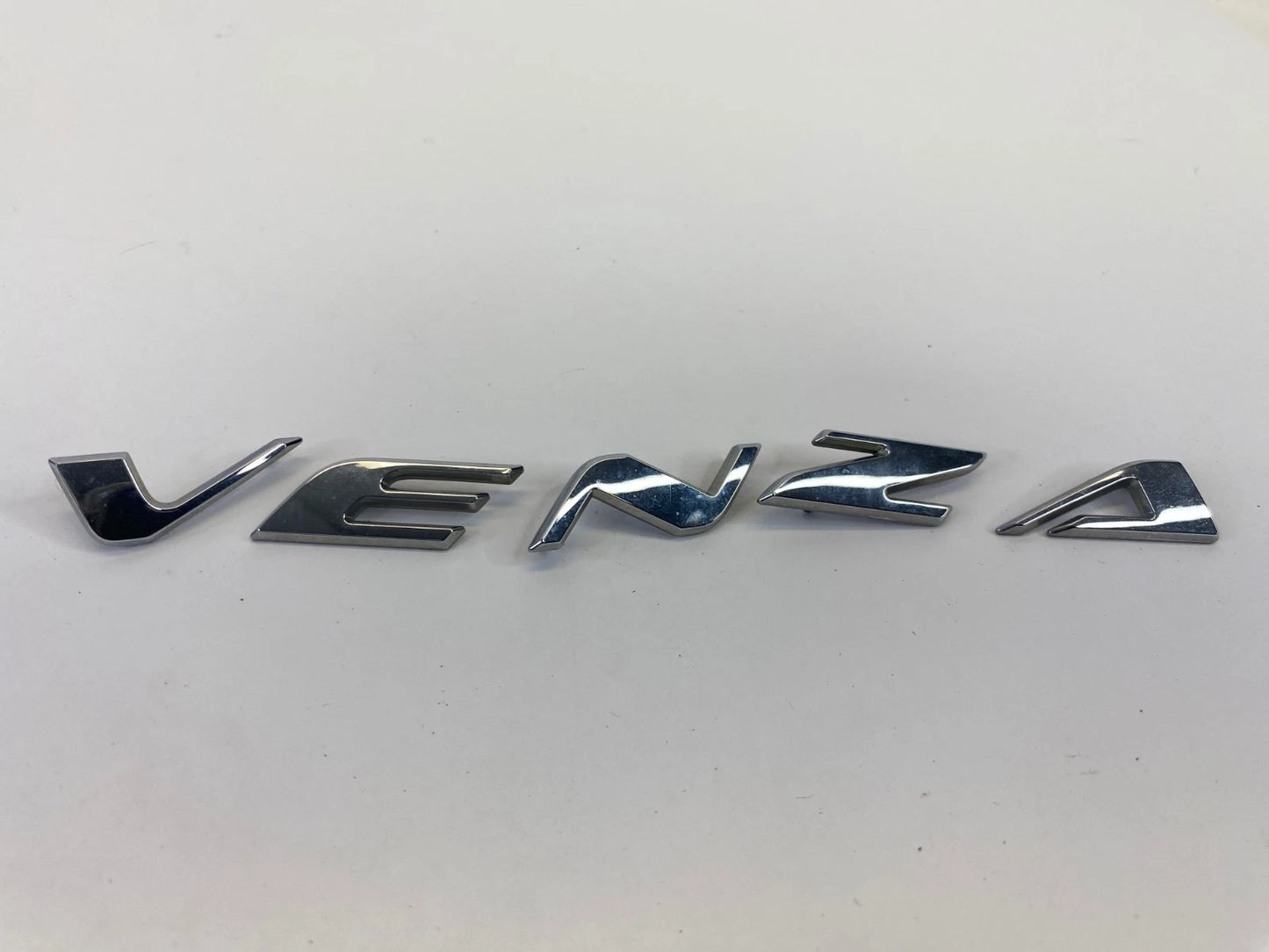 2009-2015 TOYOTA VENZA REAR LIFTGATE HATCH EMBLEM CENTER NAMEPLATE OEM FACTORY
