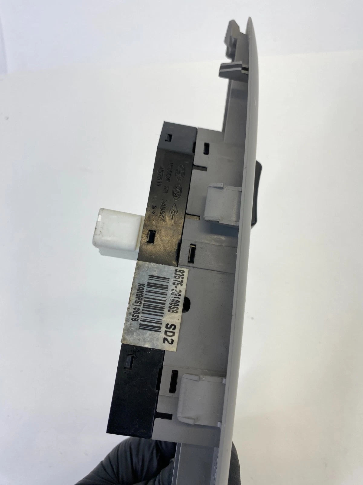 06-08 KIA OPTIMA FRONT RIGHT DOOR WINDOW CONTROL SWITCH W/ BEZEL 93575-26100S8