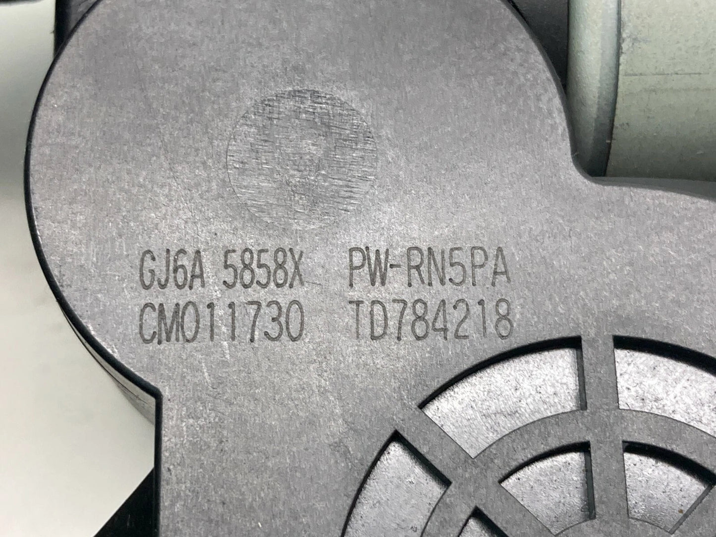 03-08 MAZDA 6 04-09 MAZDA 3 FRONT RH PASSENGER SIDE DOOR WINDOW MOTOR GJ6A5858X