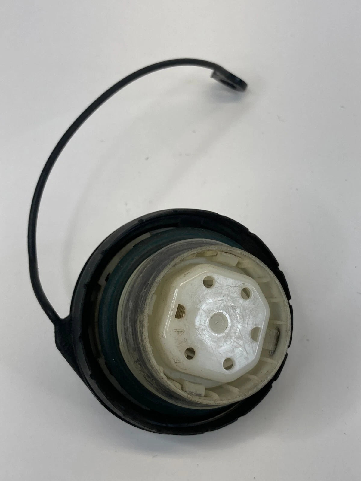 2011-2016 BUICK LACROSSE 2011-2017 BUICK REGAL FUEL TANK FILLER CAP OEM
