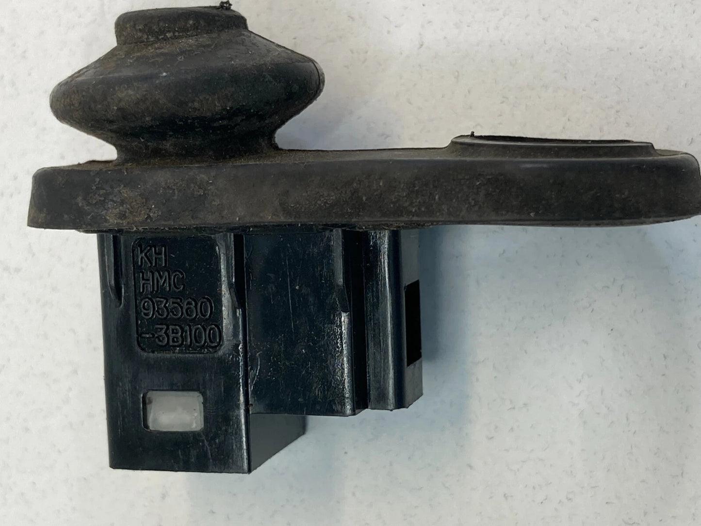 2006-2012 2014 KIA SEDONA REAR LEFT DOOR JAMB AJAR BUTTON SWITCH 93560-3B100 OEM