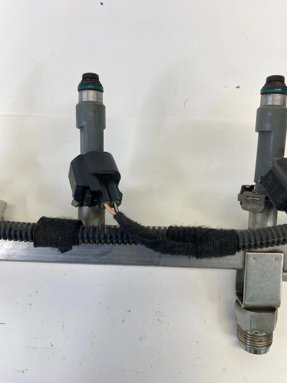 07 08 09 10 11 SAAB 9-3 93 ENGINE FUEL INJECTOR INJECTION RAIL 55556681 OEM