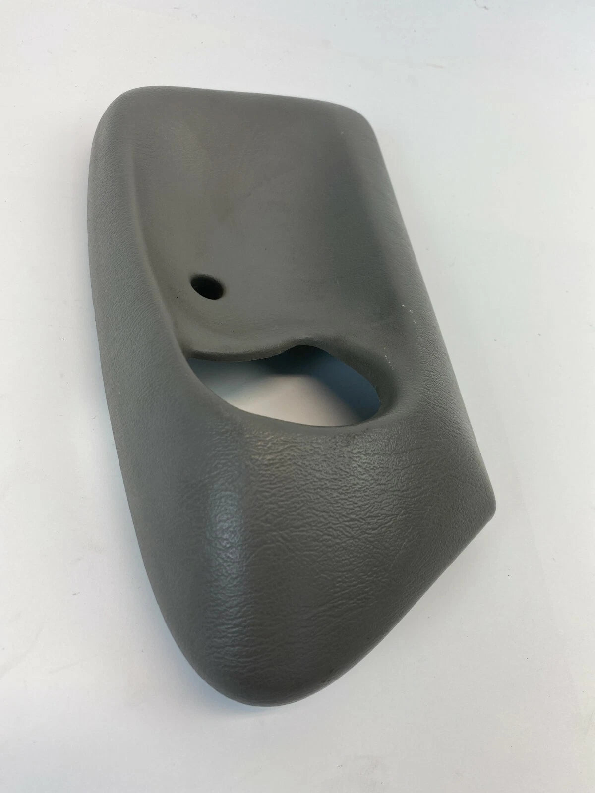 00-05 CHEVROLET IMPALA REAR LEFT SIDE INTERIOR DOOR HANDLE BEZEL TRIM 21995764