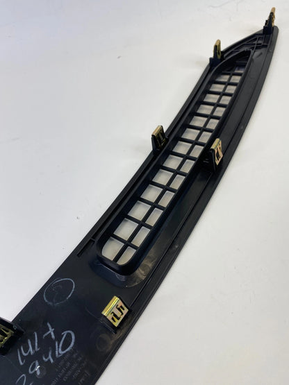 2010-2012 CADILLAC SRX CENTER UPPER DASH DEFROSTER GRILLE TRIM PANEL 20870533