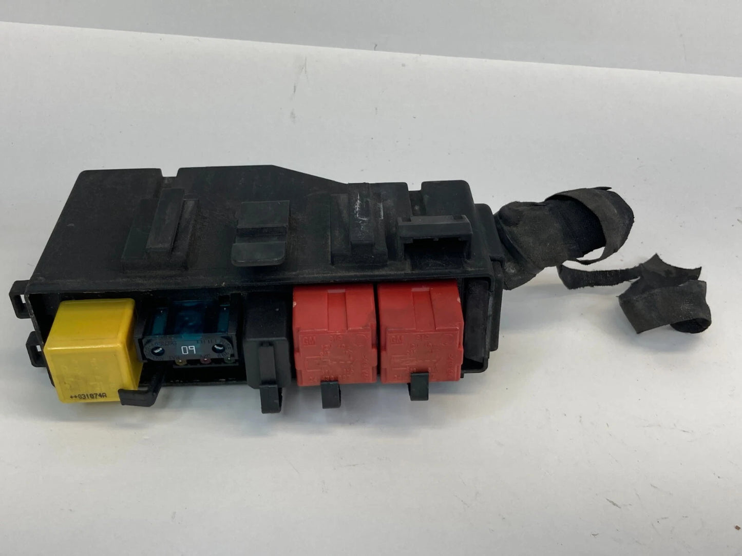 2003-2011 SAAB 9-3 ENGINE 2.0L FUSE BOX RELAY MODULE GROMMET BRACKET 12788777