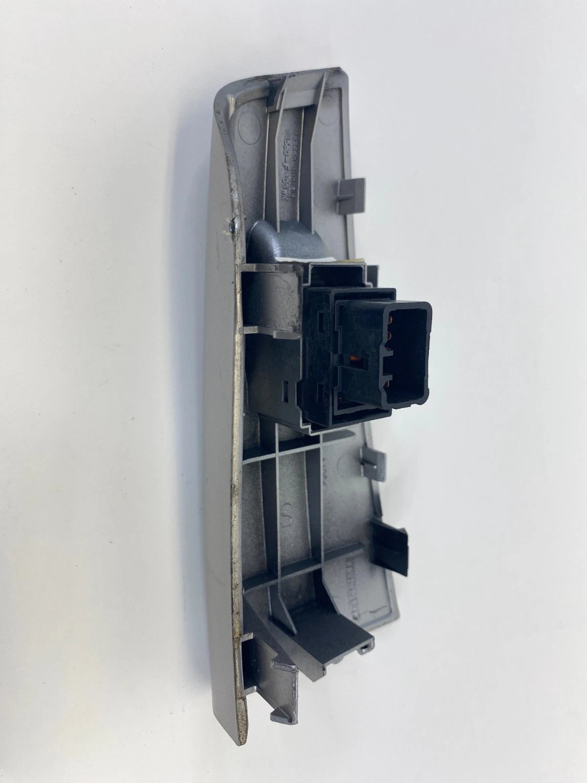 05 06 07 08 09 10 KIA SPORTAGE REAR LEFT DOOR WINDOW SWITCH BEZEL 935801F000 OEM